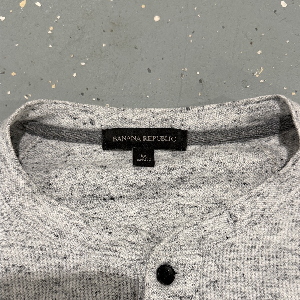 Banana Republic Heather Gray Long Sleeve Henley - Picture 2 of 5